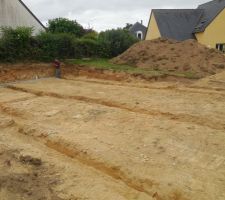 Les fouilles sont creus&eacute;es et le sous sol semble bien stable et sans roche dure.