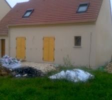 Photo de l'arrière de la maison juste avant le nettoyage du terrain.