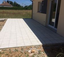 Terrasse avec la pose des carreaux