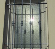 Moustiquaire fixe sur fenêtre a grille de défense