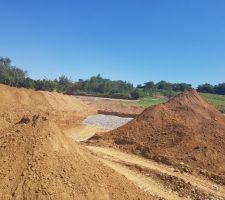 Création du massif d'infiltration des raux pluviales du lotissement et début des travaux de viabilité. ..