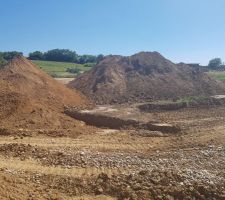 Création du massif d'infiltration des raux pluviales du lotissement et début des travaux de viabilité. ..