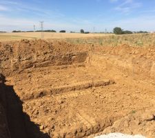 Enfin notre projet commence a voir le jour, pour l'instant ce n'est qu'un trou, mais c'est celui qui y verra naitre notre maison 10/07/2016