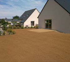 La terrasse au top , a une semaine d?emménager , des vacances déjà retardées une première fois , l'annonce du coulage de la chape retardée à 3 semaines met fin à notre espoir de nos premières vacances à st quay.

Démménagement déprogrammé 
recherche d'une nouvelle destination 

 et reprise de notre aventure sur ce forum peu apprécié de notre correspondant villadéale.

Certes notre contrat prévoit une livraison contractuelle début septembre mais depuis la signature une livraison verbalement promise pour juillet.

Bref , déception extrême ce jour mais rien ne nous permettrais de critiquer la qualité de la réalisation et qui avait très bien démarré jusqu'au départ de Mr CHAPRON de la société .

Notre récit a été interrompu un bon moment du site afin d'éviter le ralentissement de notre chantier mais là (à ce jour ) nous n'avons plus qu'à attendre la date officielle même au delà, car ce soir nous ne sommes plus pressé. nos vacances sont gachées.