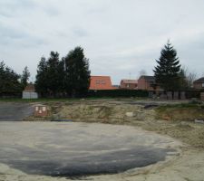 Notre terrain se situe au bout d'une raquette, nous garantissant ainsi un certain calme.

L'arri&egrave;re de la maison sera expos&eacute;e plein sud.