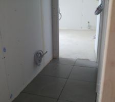 D&eacute;but de la pose du carrelage + chape