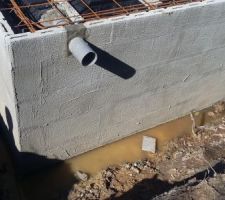 J'esp&egrave;re que l'eau qui s'est accumul&eacute;e avant que &eacute;tanch&eacute;it&eacute; n'est pu &ecirc;tre mise ne repr&eacute;sentait pas un risque...
