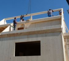 16h20 : la panne faitière est posée