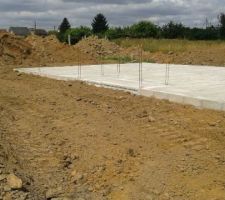 Le 30/06/2015, coulage du béton entre les poutrelles...
Le 13/07/2015 remblaiement des tranchées autour des murs de soubassement à même les parpaings sans réalisation de barrière d'étanchéité... (ouf !!!! on a eu le temps de virer toutes les saloperies qui s'y trouvaient