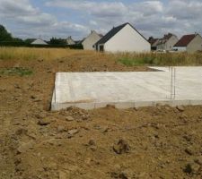 Le 30/06/2015, coulage du béton entre les poutrelles...
Le 13/07/2015 remblaiement des tranchées autour des murs de soubassement à même les parpaings sans réalisation de barrière d'étanchéité... (ouf !!!! on a eu le temps de virer toutes les saloperies qui s'y trouvaient