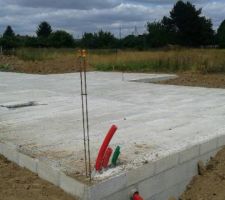 Le 30/06/2015, coulage du béton entre les poutrelles...
Le 13/07/2015 remblaiement des tranchées autour des murs de soubassement à même les parpaings sans réalisation de barrière d'étanchéité... (ouf !!!! on a eu le temps de virer toutes les saloperies qui s'y trouvaient