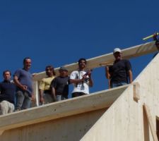 16h 35 : la "cérémonie du bouquet" : on a atteint le point le plus haut de la construction !
on attendra d'être redescendu pour arroser ça !