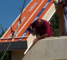 17h05 : positionnement du 1er panneau de toiture