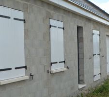 Volets posés ,la maison est vraiment fermée.