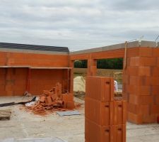 Le 22/07/2015 pose des corniches en béton.
Le 26/07/2015 le béton est coulé à l'intérieur des corniches. 
 Le 26/07/2015 réalisation des seuils de porte des deux entrées de garage, pose des appuis de fenêtre en résine dont plusieurs sont ébréchés