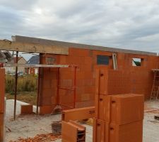 Le 22/07/2015 pose des corniches en béton.
Le 26/07/2015 le béton est coulé à l'intérieur des corniches. 
 Le 26/07/2015 réalisation des seuils de porte des deux entrées de garage, pose des appuis de fenêtre en résine dont plusieurs sont ébréchés