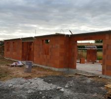 Le 22/07/2015 début de la pose des corniches en béton.
Le 26/07/2015 le béton est coulé à l'intérieur des corniches. 
 Le 26/07/2015 réalisation des seuils de porte des deux entrées de garage, pose des appuis de fenêtre en résine dont plusieurs sont ébréchés