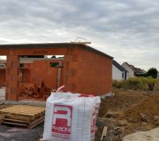 Le 22/07/2015 début de la pose des corniches en béton.
Le 26/07/2015 le béton est coulé à l'intérieur des corniches. 
 Le 26/07/2015 réalisation des seuils de porte des deux entrées de garage, pose des appuis de fenêtre en résine dont plusieurs sont ébréchés