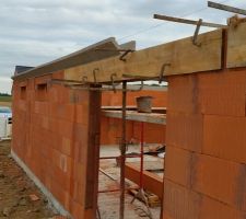 Le 22/07/2015 début de la pose des corniches en béton.
Le 26/07/2015 le béton est coulé à l'intérieur des corniches. 
 Le 26/07/2015 réalisation des seuils de porte des deux entrées de garage, pose des appuis de fenêtre en résine dont plusieurs sont ébréchés
