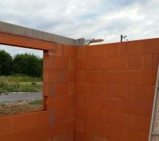 Le 22/07/2015 pose des corniches en béton.
Le 26/07/2015 le béton est coulé à l'intérieur des corniches. 
 Le 26/07/2015 réalisation des seuils de porte des deux entrées de garage, pose des appuis de fenêtre en résine dont plusieurs sont ébréchés