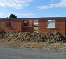 Le 22/07/2015 début de la pose des corniches en béton.