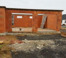 Le 22/07/2015 début de la pose des corniches en béton.
Le 26/07/2015 le béton est coulé à l'intérieur des corniches. 
 Le 26/07/2015 réalisation des seuils de porte des deux entrées de garage, pose des appuis de fenêtre en résine dont plusieurs sont ébréchés.