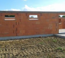 Le 22/07/2015 début de la pose des corniches en béton.