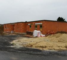 Le 22/07/2015 début de la pose des corniches en béton.
Le 26/07/2015 le béton est coulé à l'intérieur des corniches. 
 Le 26/07/2015 réalisation des seuils de porte des deux entrées de garage, pose des appuis de fenêtre en résine dont plusieurs sont ébréchés