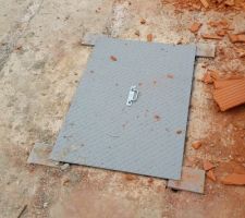 Le 22/07/2015 livraison et pose de la plaque d'acier au dessus de l'acc&egrave;s du vide sanitaire situ&eacute; dans la dalle au niveau du 1er garage (les ouvriers ont travaill&eacute; plusieurs jours auparavant sans cette protection, risquant &agrave; chaque instant de tomber accidentellement dans le vide sanitaire et de s'y blesser)