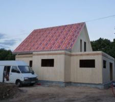 21h30 : objectif atteint 
murs, cloisons et panneaux de toiture posés.