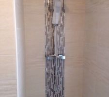 Salle de bain parentale, reste à poser la porte pivotante