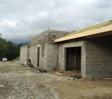 La vue de la maison de nos voisins (mitoyenneté par le carport)