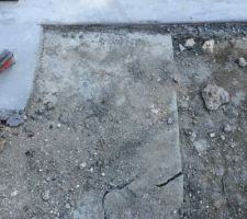 Cassée la plaque du regard !