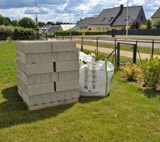 C'est parti pour les murs de séparations du jardin !