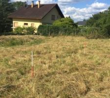 Premier piquet de l'implantation.. Il repr&eacute;sente un coin du garage