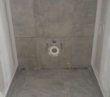 On a continu&eacute; le carrelage sur le coffrage du wc