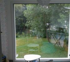 Baie fixe avec vitre fissurée