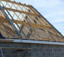 Vue sur le garage, on a fait rajouter un Velux de chaque côté à l'étage