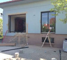 Création des ouvertures. La fenetre à droite sera transformée en porte fenetre (cuisine). La Baie à gauche remplace une porte arrière et une petite fenetre