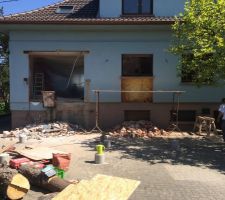 Création des ouvertures. La fenetre à droite sera transformée en porte fenetre (cuisine). La Baie à gauche remplace une porte arrière et une petite fenetre