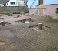 Les plots beton qui vont supporter la stuctures (hors gel)