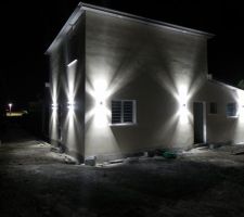 Eclairage extérieur de l'arrière de la maison (photo prise sans flash)