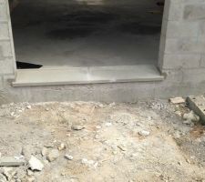 Le ma&ccedil;on &agrave; effectuer les Appui de fen&ecirc;tre et fini le reste de la
Ma&ccedil;onnerie. Bient&ocirc;t la
Couverture de la charpente d'ici fin juillet la maison sera mise hors d'eau