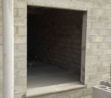 Le ma&ccedil;on &agrave; effectuer les Appui de fen&ecirc;tre et fini le reste de la
Ma&ccedil;onnerie. Bient&ocirc;t la
Couverture de la charpente d'ici fin juillet la maison sera mise hors d'eau