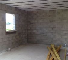 Le ma&ccedil;on &agrave; effectuer les Appui de fen&ecirc;tre et fini le reste de la
Ma&ccedil;onnerie. Bient&ocirc;t la
Couverture de la charpente d'ici fin juillet la maison sera mise hors d'eau