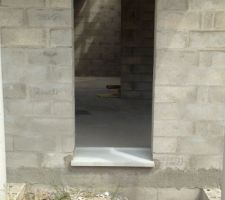 Le ma&ccedil;on &agrave; effectuer les Appui de fen&ecirc;tre et fini le reste de la
Ma&ccedil;onnerie. Bient&ocirc;t la
Couverture de la charpente d'ici fin juillet la maison sera mise hors d'eau