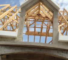 Le ma&ccedil;on &agrave; effectuer les Appui de fen&ecirc;tre et fini le reste de la
Ma&ccedil;onnerie. Bient&ocirc;t la
Couverture de la charpente d'ici fin juillet la maison sera mise hors d'eau