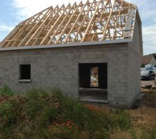 Le ma&ccedil;on &agrave; effectuer les Appui de fen&ecirc;tre et fini le reste de la
Ma&ccedil;onnerie. Bient&ocirc;t la
Couverture de la charpente d'ici fin juillet la maison sera mise hors d'eau