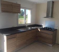 Vue de la cuisine terminée avec installation ce jour le mitigeur, plaque de cuisson et credence