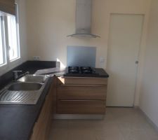 Vue de la cuisine terminée avec installation ce jour le mitigeur, plaque de cuisson et credence